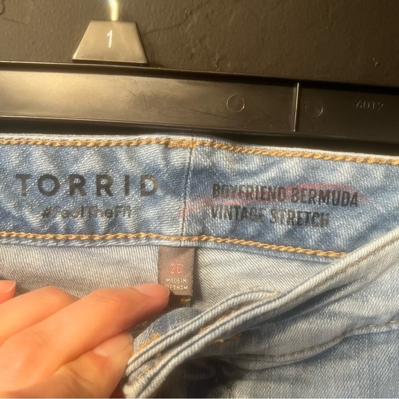 Torrid Light Blue Distressed Denim Shorts size: 20 - Picture 4 of 7